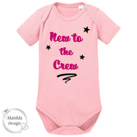 Premium Baby - Body „new to the crew“ | mehrfarbig | für Mädchen und Jungs | 100% Bio – Baumwolle