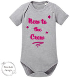 Premium Baby - Body „new to the crew“ | mehrfarbig | für Mädchen und Jungs | 100% Bio – Baumwolle